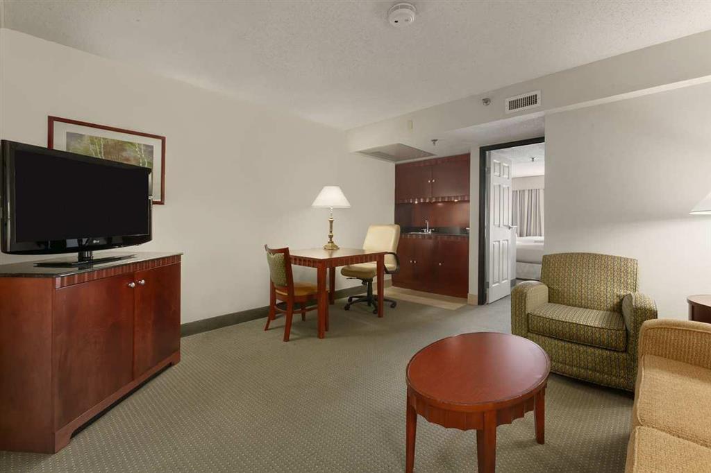 Embassy Suites By Hilton Richmond Dumbarton Bilik gambar